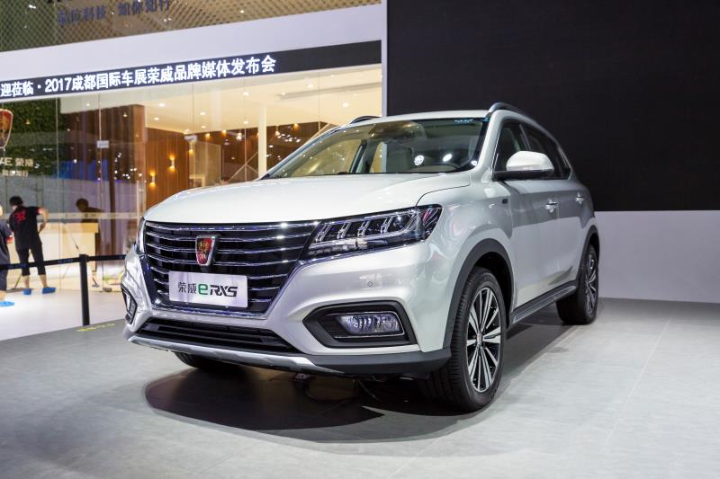 全新荣威950、荣威e950定义“高级轿车” 成都车展亮相售价16.88万起 互联网汽车上市一周年 系统升级带来颠覆式进化