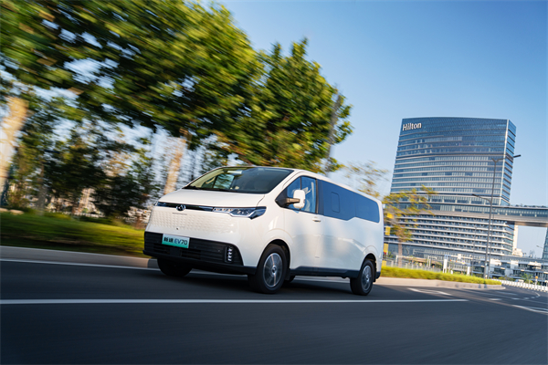 尊龙凯时人生就是博大通MAXUS轻客家族“三电齐发”，大拿M1携手2025款新途EV70、新途EV90上市发布